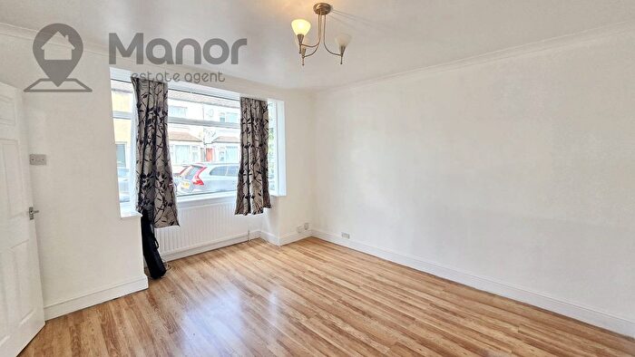 3 Bedroom End Of Terrace House To Rent In Walton Road, Manor Park, E12