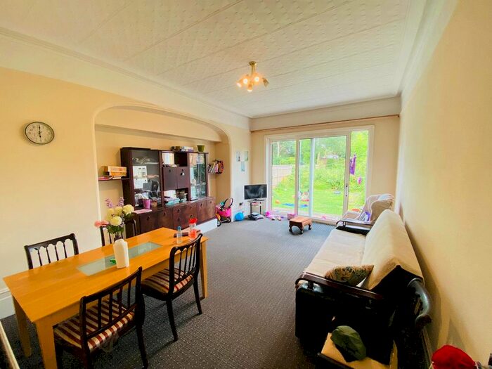 2 Bedroom Property To Rent In Ballards Lane, London, N12