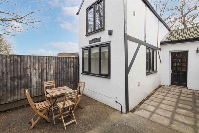 1 Bedroom Property To Rent In Vicarage Road, Teddington, TW11