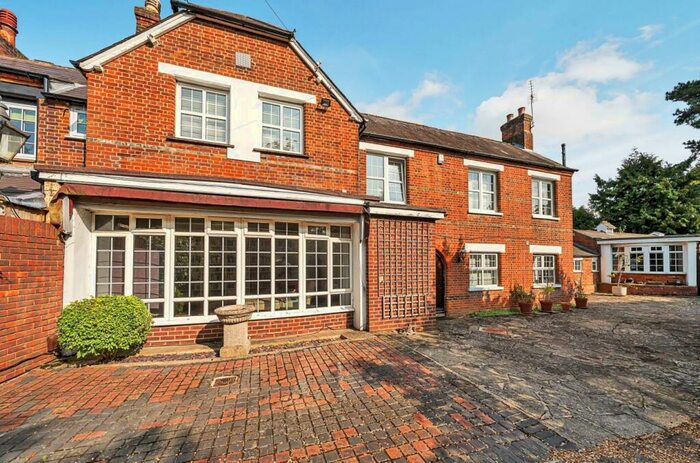 3 Bedroom Semi-Detached House To Rent In Summer Hill Chislehurst, BR7