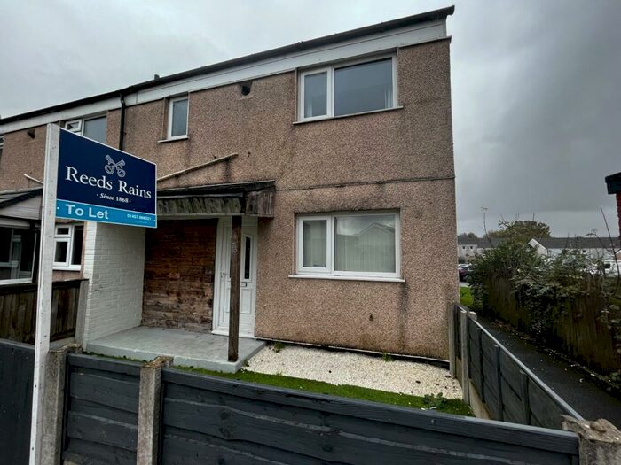 3 Bedroom End Of Terrace House To Rent In Calver Close, Glossop, Derbyshire, SK13