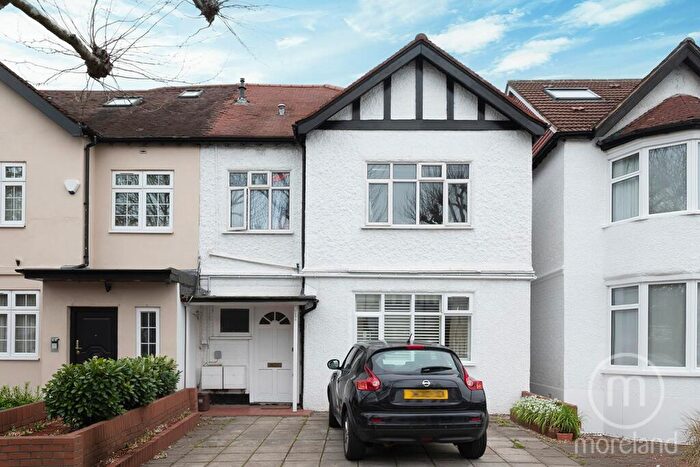 3 Bedroom Apartment For Sale In Hayes Crescent, Temple Fortune, NW11