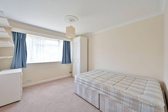 2 Bedroom Flat To Rent In Durham Road, Raynes Park, London, SW20