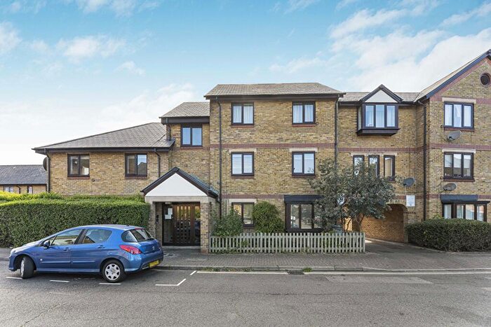 1 Bedroom Apartment For Sale In Riverside Close, London, E5