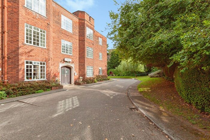 2 Bedroom Flat For Sale In Stoneygate Court, Leicester, LE2