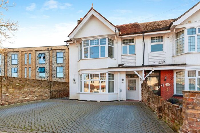 5 Bedroom Semi-Detached House For Sale In Upton Road, Slough, SL1