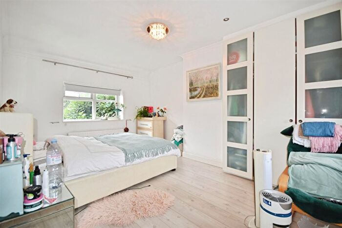 4 Bedroom Semi-detached House For Sale In Brentwick Gardens, Brentford, TW8