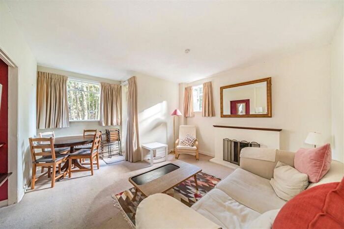 2 Bedroom Flat To Rent In Thurleigh Court, Balham, SW12