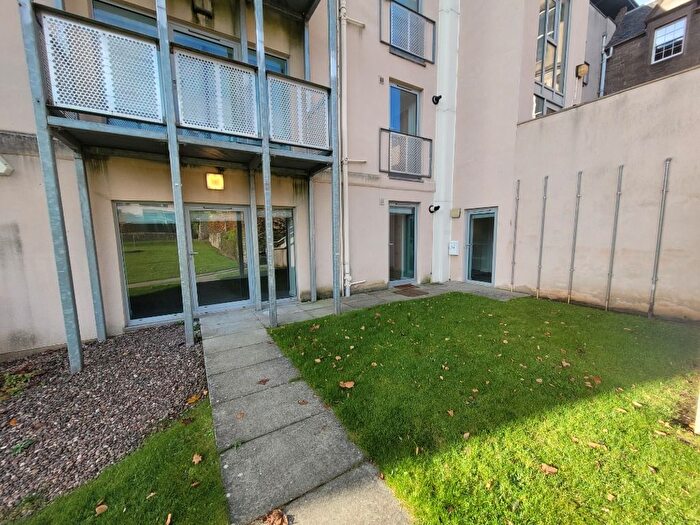 3 Bedroom Flat To Rent In Shepherds Loan, West End, Dundee, DD2