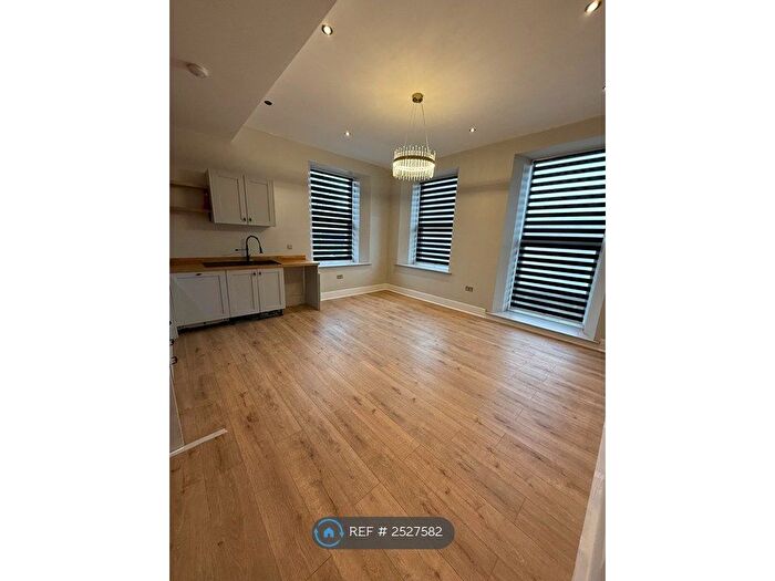 2 Bedroom Flat To Rent In Tudor House, Brighouse, HD6