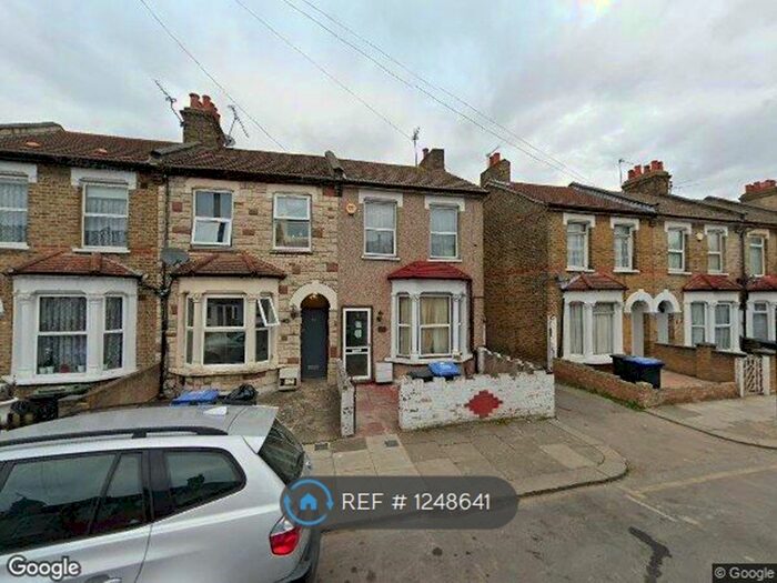 Studio To Rent In Alston Road, London, N18