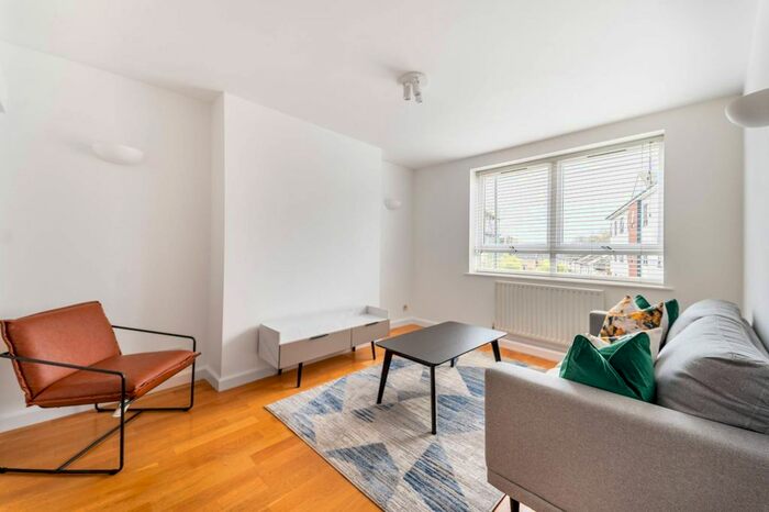 2 Bedroom Flat To Rent In Kew Bridge Court, Chiswick, London, W4