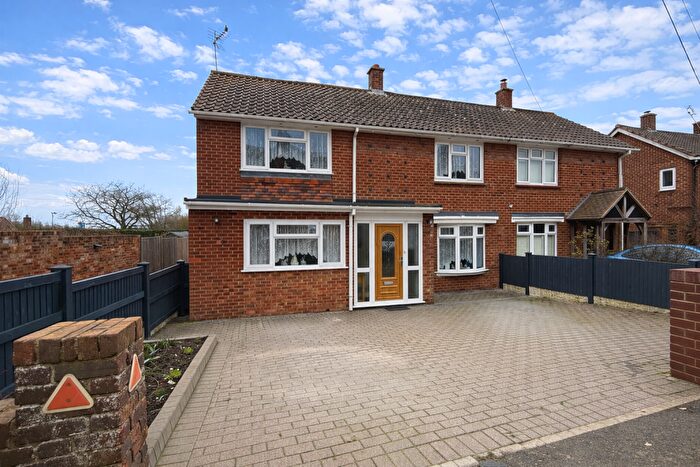 4 Bedroom Semi Detached House For Sale In Cellar Hill, Lynsted, Sittingbourne, ME9