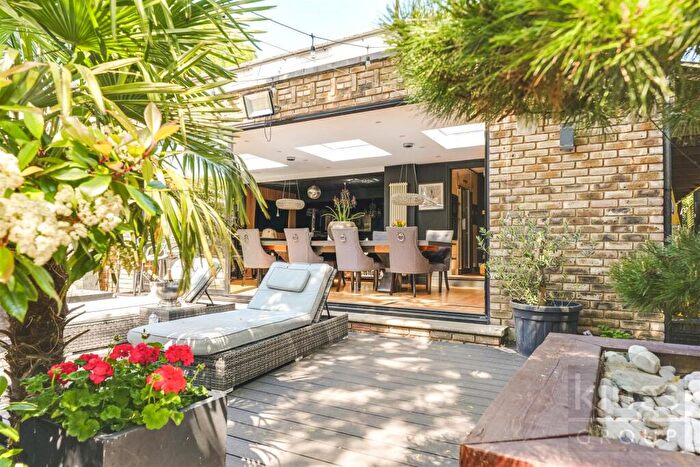 3 Bedroom Cottage For Sale In Slades Hill, Enfield, EN2