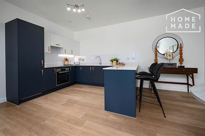 1 Bedroom Flat To Rent In Walton Court, KT12