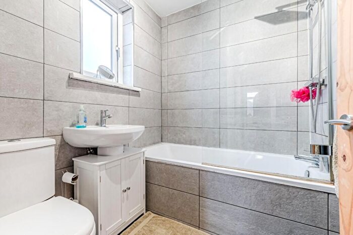 3 Bedroom Flat To Rent In Norwood Road, London, SE24