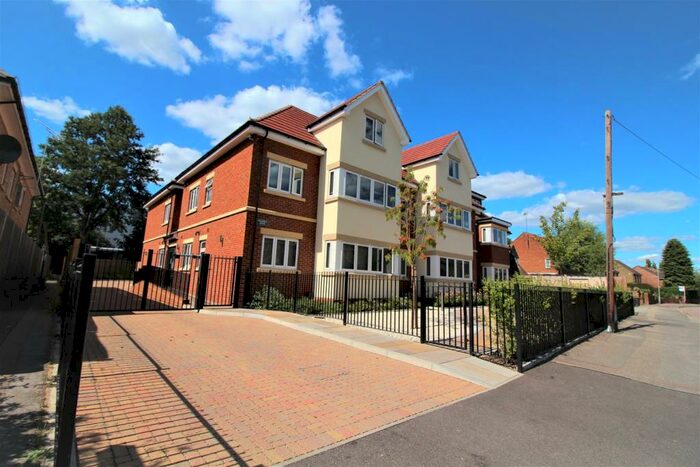 2 Bedroom Apartment To Rent In Roe Green Lane, Hatfield, AL10