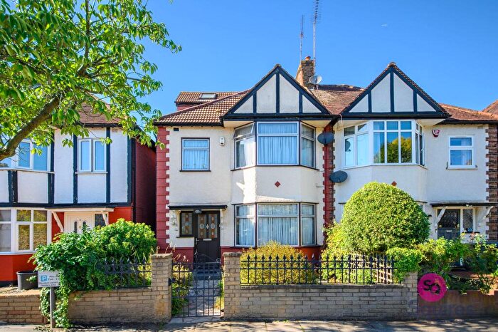 4 Bedroom Semi-Detached House For Sale In Wentworth Avenue, London, N3