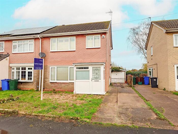 3 Bedroom Semi Detached House For Sale In St. Michaels Drive, Thorne, Doncaster, DN8