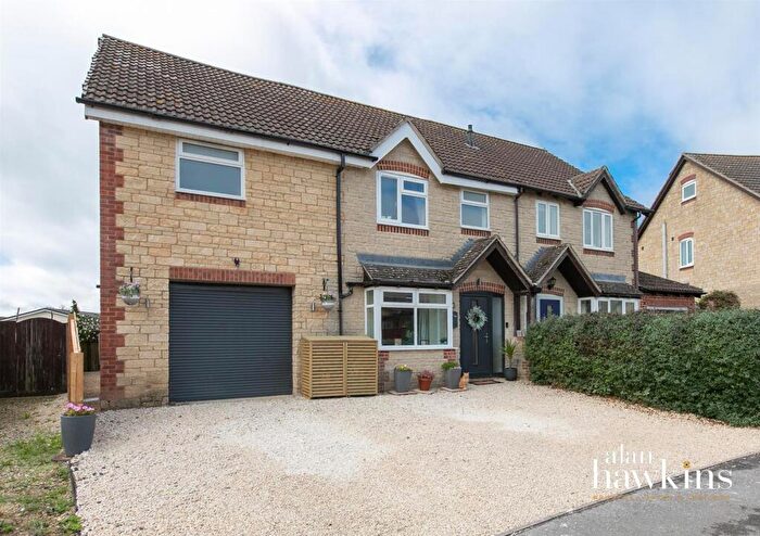 4 Bedroom Semi-Detached House For Sale In St. Marys Close, Bradenstoke, SN15