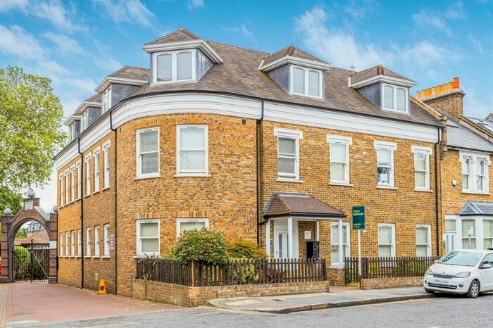 2 Bedroom Flat To Rent In White Hart Lane, London, SW13