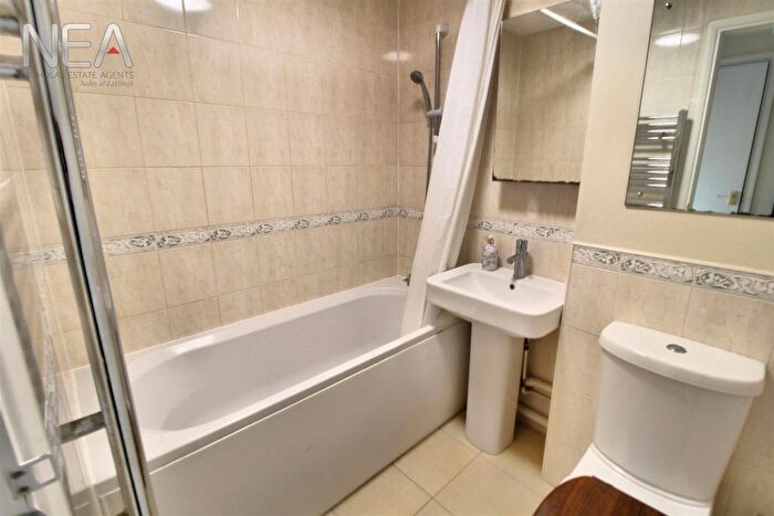 2 Bedroom Flat To Rent In Cardinal Close, Caversham, Reading, RG4