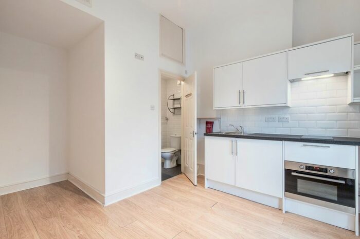 Studio To Rent In Talgarth Road, London, W14