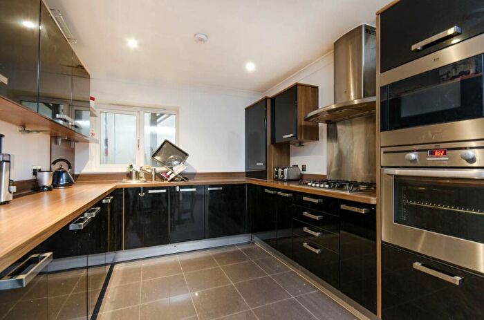 2 Bedroom Flat To Rent In Overhill Road, East Dulwich, London, SE22