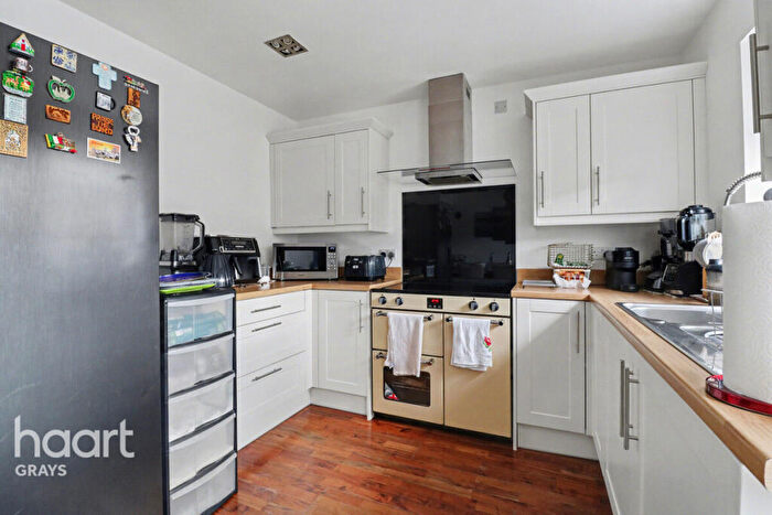 3 Bedroom Town House For Sale In Saxton Close, Grays, RM17