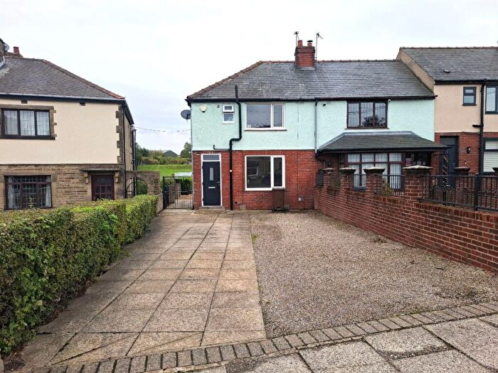 3 Bedroom Town House To Rent In Jubilee Crescent, Drighlington, BD11