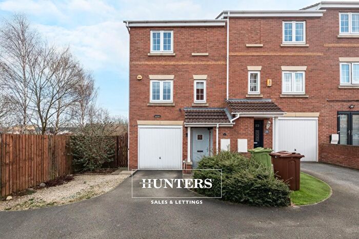 3 Bedroom Town House To Rent In Mill Place, Castleford, WF10