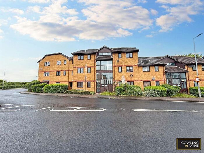 1 Bedroom Flat For Sale In Cranfield Park Court, Radwinter Avenue, Wickford, SS12