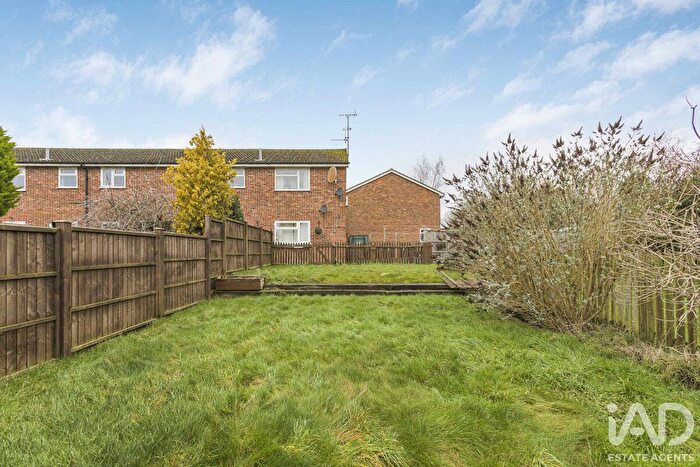 2 Bedroom Flat For Sale In Whitebarns, Buntingford, SG9