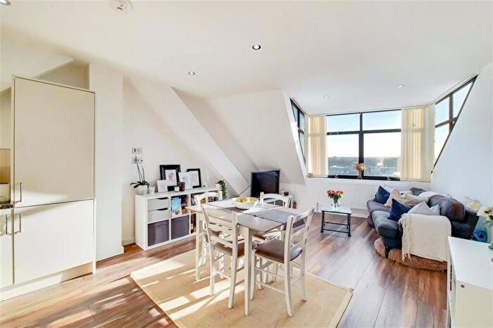 2 Bedroom Flat To Rent In Balham High Road, Balham, SW12