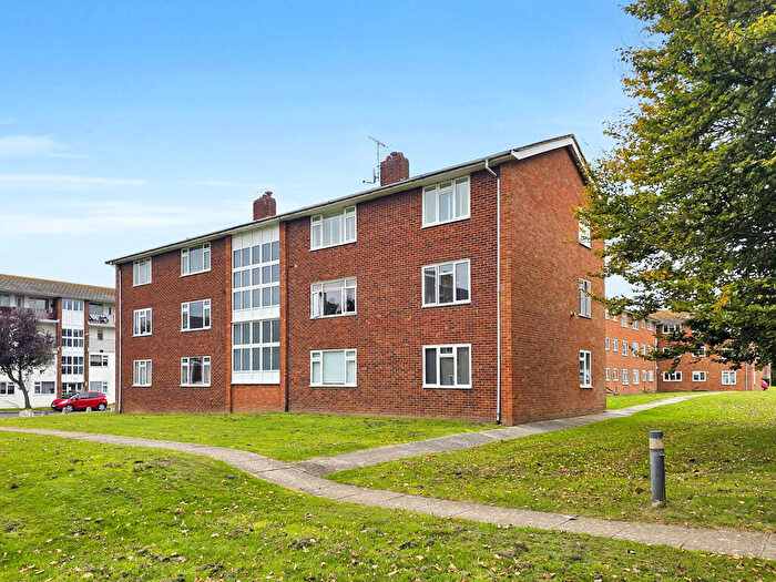 2 Bedroom Apartment For Sale In Meadway Court, Southwick, BN42