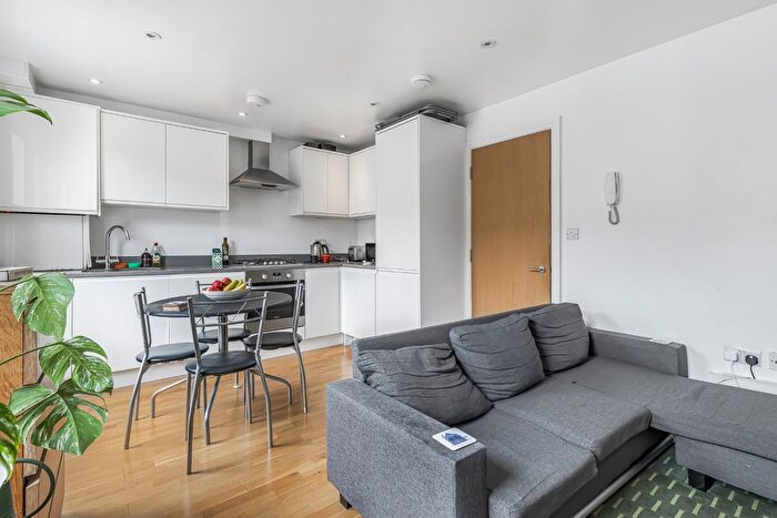 2 Bedroom Flat To Rent In Ferndale Road, Clapham North, London, SW4
