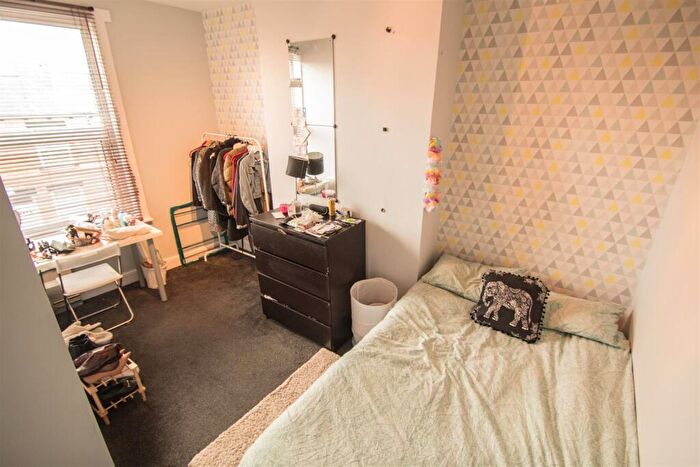 1 Bedroom Flat To Rent In Trelawn Terrace, Headingley, Leeds, West Yorkshire, LS6