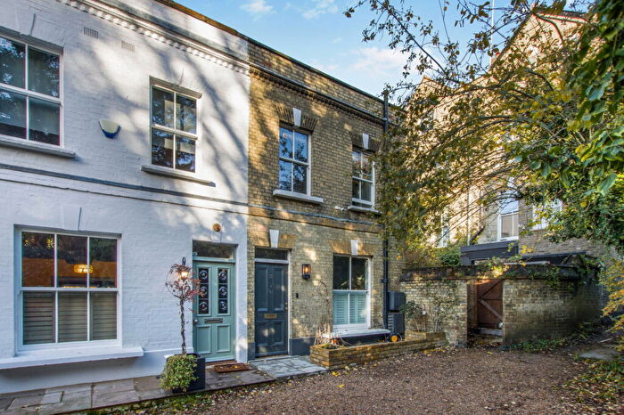 2 Bedroom End Of Terrace House For Sale In Wildwood Grove, NW3