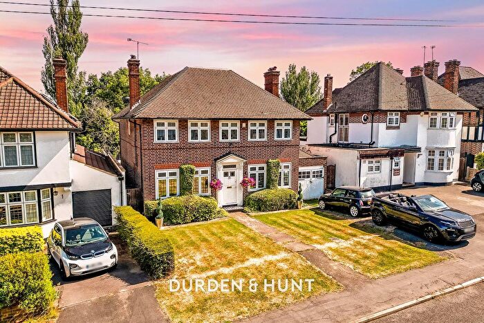 4 Bedroom Detached House For Sale In Hilltop Close, Loughton, IG10