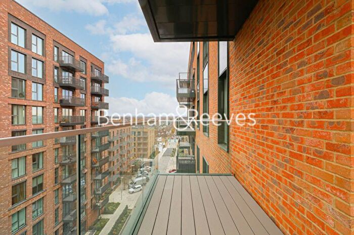 2 Bedroom Flat To Rent In Cedrus Avenue, Southall, UB1