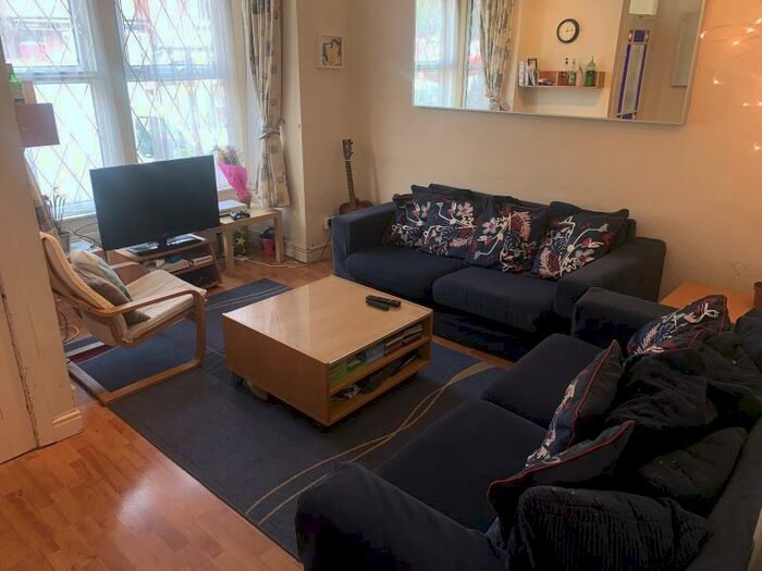 6 Bedroom Terraced House To Rent In Burchett Grove, LS6