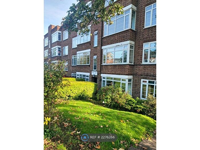2 Bedroom Flat To Rent In Forest Lodge, London, SE23