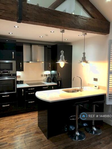 2 Bedroom Flat To Rent In Stocks Walk, Huddersfield, HD5