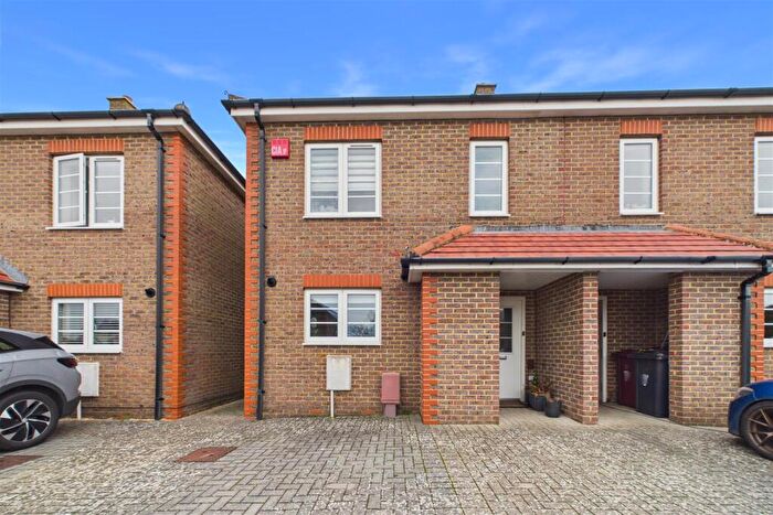 3 Bedroom Semi Detached House For Sale In Pecketts Gate, Chichester, PO19
