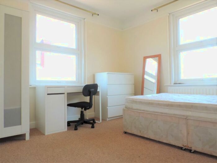3 Bedroom Maisonette To Rent In Bray Rd, Guildford, GU2