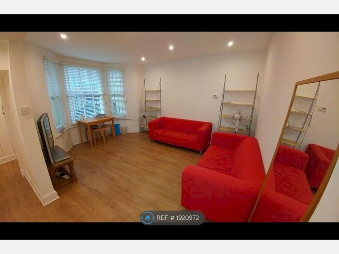 2 Bedroom Flat To Rent In Halford Road, Hammersmith/Fulham, SW6