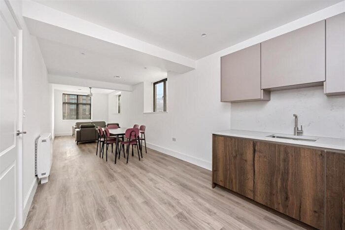 3 Bedroom Flat To Rent In Gemini House, Hove, BN3