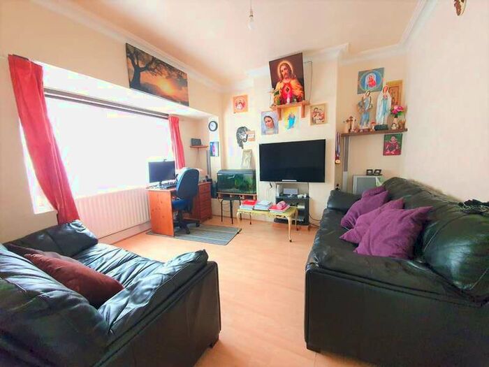 2 Bedroom House To Rent In Stokes Road, East Ham, E6