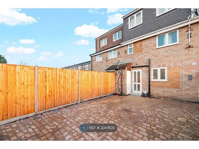 1 Bedroom Studio To Rent In Midsummer Avenue, Hounslow, TW4