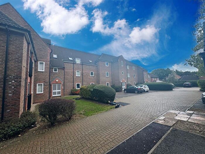 2 Bedroom Flat For Sale In Beeleigh Link, Chelmsford, CM2